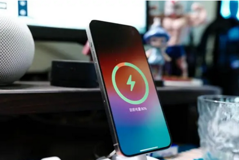 布尔津苹果15换屏服务分享用什么充电器给iPhone15充电更好 